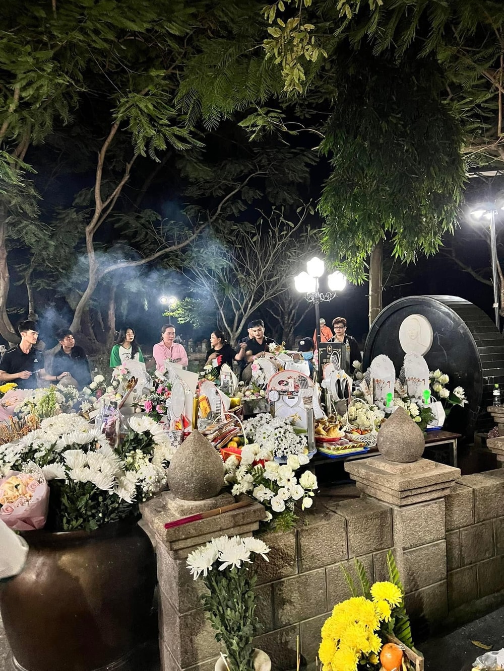 Do lượng người viếng đông, thời gian hành lễ tại mộ cô Sáu chỉ khoảng 15 phút/người